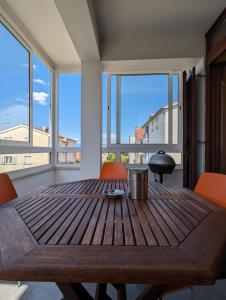 Duży pokój ze stołem i krzesłami oraz dużymi oknami w obiekcie Krk Island Dream: Harbor Walk and Panoramic Views w mieście Porat