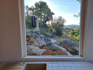 ein Fenster mit Blick auf einen Steingarten in der Unterkunft Mala oaza in Vrisnik