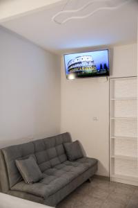 a living room with a couch and a flat screen tv at QUEEN appartamenti e camere in Campofilone