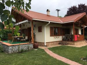 mały biały dom z czerwonym dachem w obiekcie SAKURA apartmán Zsory w Mezőkövesd