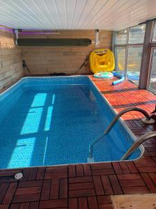 uma pequena piscina com uma jangada amarela em Family Holiday Home em Blackpool