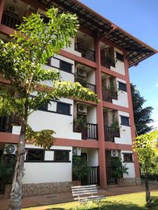 パラカトゥにあるHotel das Palmeirasの前にベンチがある建物