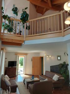 uma sala de estar com um sofá e uma escada em Michl's Villa em Tarrenz