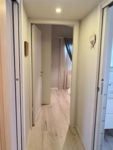 um corredor vazio com um corredor que leva a um quarto em Casa Busche - Piccola Suite in Campagna Con Ampio Giardino em Gualdo Tadino