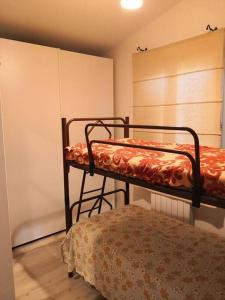 um quarto com 2 beliches num quarto em Casa Busche - Piccola Suite in Campagna Con Ampio Giardino em Gualdo Tadino