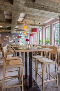 فندق جوفا كونيغسفينتر/بون في كونغسوينتر: غرفة طعام مع طاولة وكراسي خشبية كبيرة