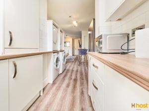 Dapur atau dapur kecil di Host Liverpool - Cozy CoLiving, Connect & Enjoy