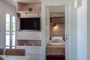 CAMP ADRIATIC MOBILE HOMES - PRIMOŠTEN客房内的一张或多张床位