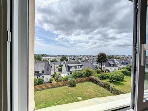 ein offenes Fenster mit Stadtblick in der Unterkunft Minven in Concarneau