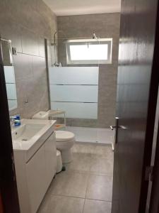 ein Bad mit einem Waschbecken, einem WC und einem Fenster in der Unterkunft CANTINHO DA MARIA - Refúgio na montanha com um belo Pôr do Sol in Arcos de Valdevez
