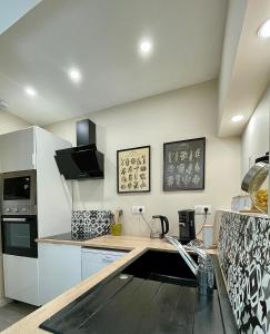 a kitchen with a wooden counter top in a room at Gîte les Pissenlits centre historique Saint-Astier in Saint-Astier