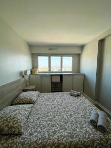 Säng eller sängar i ett rum på Vue panoramique sur Paris : Sublime appartement au centre de Courbevoie