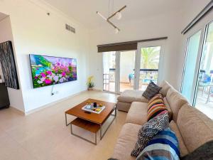 Luxury Golf View For Family 203A3 في أبوظبي: غرفة معيشة مع أريكة وطاولة قهوة