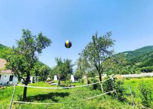 una pelota está volando en el aire sobre un campo en UNDER STARS HOUSE en Vermosh