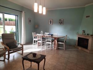 - un salon avec une table et des chaises dans l'établissement Altura Beach Townhouse, à Altura