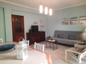 - un salon avec un canapé et une table dans l'établissement Altura Beach Townhouse, à Altura