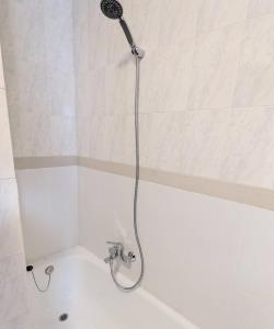 une douche avec pommeau de douche dans une salle de bain dans l'établissement Mar y Sol Costa Blanca, à Cumbre del Sol