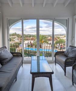 un salon avec un canapé et une table dans l'établissement Mar y Sol Costa Blanca, à Cumbre del Sol