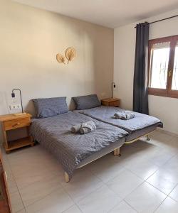 une chambre avec un lit avec deux oreillers dessus dans l'établissement Mar y Sol Costa Blanca, à Cumbre del Sol