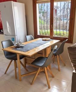 eine Küche mit einem Holztisch mit Stühlen und einem Kühlschrank in der Unterkunft Mar y Sol Costa Blanca in Cumbre del Sol