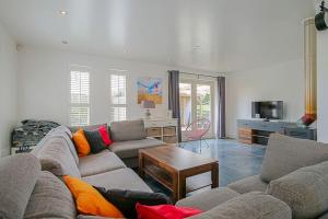 Una sala de estar con dos sofás y una mesa. en Vakantiehuis Duyngans - Julianadorp aan Zee, en Julianadorp