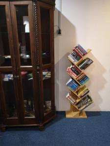 een boekenplank gevuld met boeken naast een kast bij AeCOTEL in Sandakan