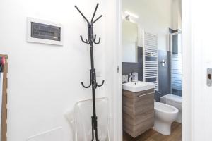 un bagno bianco con un water e un lavandino di [I Host Studio] - Broni 21 a Milano