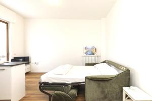 una camera ospedaliera con un letto e una sedia di [I Host Studio] - Broni 21 a Milano