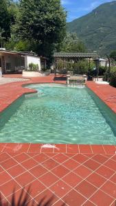 a small swimming pool with a gazebo on a patio at Villa Belvedere Versilia - Villa con tre camere, cucina, sala, giardino con piscina e vista - 7 posti letto in Camaiore