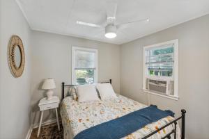 Ένα ή περισσότερα κρεβάτια σε δωμάτιο στο Delavan Retreat with Patio on Turtle Lake!