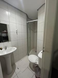 uma casa de banho com um WC, um lavatório e um chuveiro em Hostel Carabelas em São Paulo