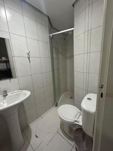 uma casa de banho branca com um WC e um lavatório em Hostel Carabelas em São Paulo