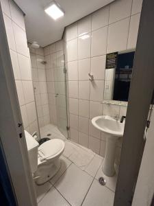 uma casa de banho com um WC e um lavatório em Hostel Carabelas em São Paulo