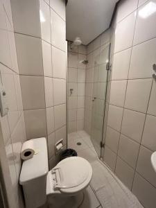 uma casa de banho branca com um WC e um chuveiro em Hostel Carabelas em São Paulo