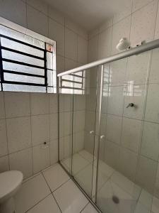 uma casa de banho com um chuveiro e um WC. em Hostel Carabelas em São Paulo