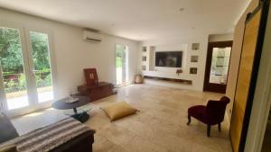 uma sala de estar com um sofá e uma mesa em Villa Murati 6 pers à 5 min de la mer em Sisco