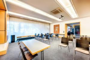 uma sala de conferências com mesa e cadeiras em Enjoy Hotel am Studio em Berlim