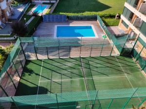 an overhead view of a tennis court with a net at Ático de 60 m2 en urbanización privada in Noja