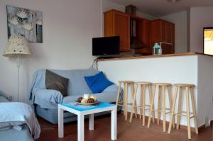 a living room with a couch and a table at Apartamento Cosmos Sur in Tarifa