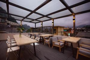Un balcón o terraza en Travel of Swan International Hostel