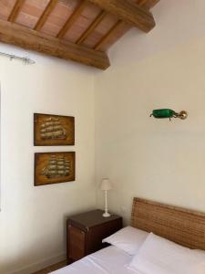 um quarto com uma cama e um peixe verde na parede em Borgo Rosso Country House B&B em Sirolo