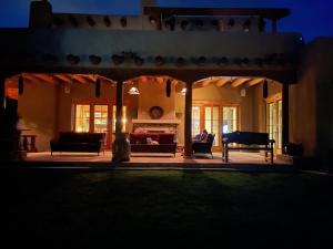 una sala de estar de una casa por la noche en Green Acres Santa Fe 8 mins from plaza!, en Santa Fe