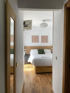 1 dormitorio con 1 cama grande y espejo en Habitación intima con patio privado, 