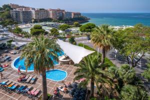 Una vista aérea de un complejo turístico con palmeras y piscina. en 4R Salou Park Resort I, en Salou