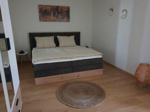 Ce lit se trouve dans un dortoir doté de parquet. dans l'établissement Gästehaus Spatzennest Wohnung 2, 