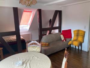 uma sala de estar com um sofá e 2 beliches em Alter Rhin 
