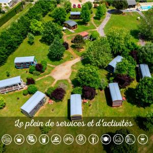 - une vue aérienne sur un parc avec une bande de remorques dans l'établissement Le Village des Monédières, à Chamberet