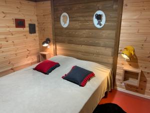 una camera con un letto con due cuscini sopra di Les Chapeliers de St Pons a Saint-Pons