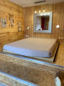 una camera da letto con letto in una camera in legno di Les Chapeliers de St Pons a Saint-Pons
