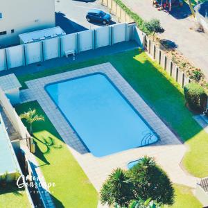 Vista sulla piscina di Serene Seascape Apartments o su una piscina nei dintorni